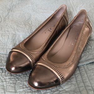 EUC Gold Platinum Cap Toe AGL 1.5” Heel